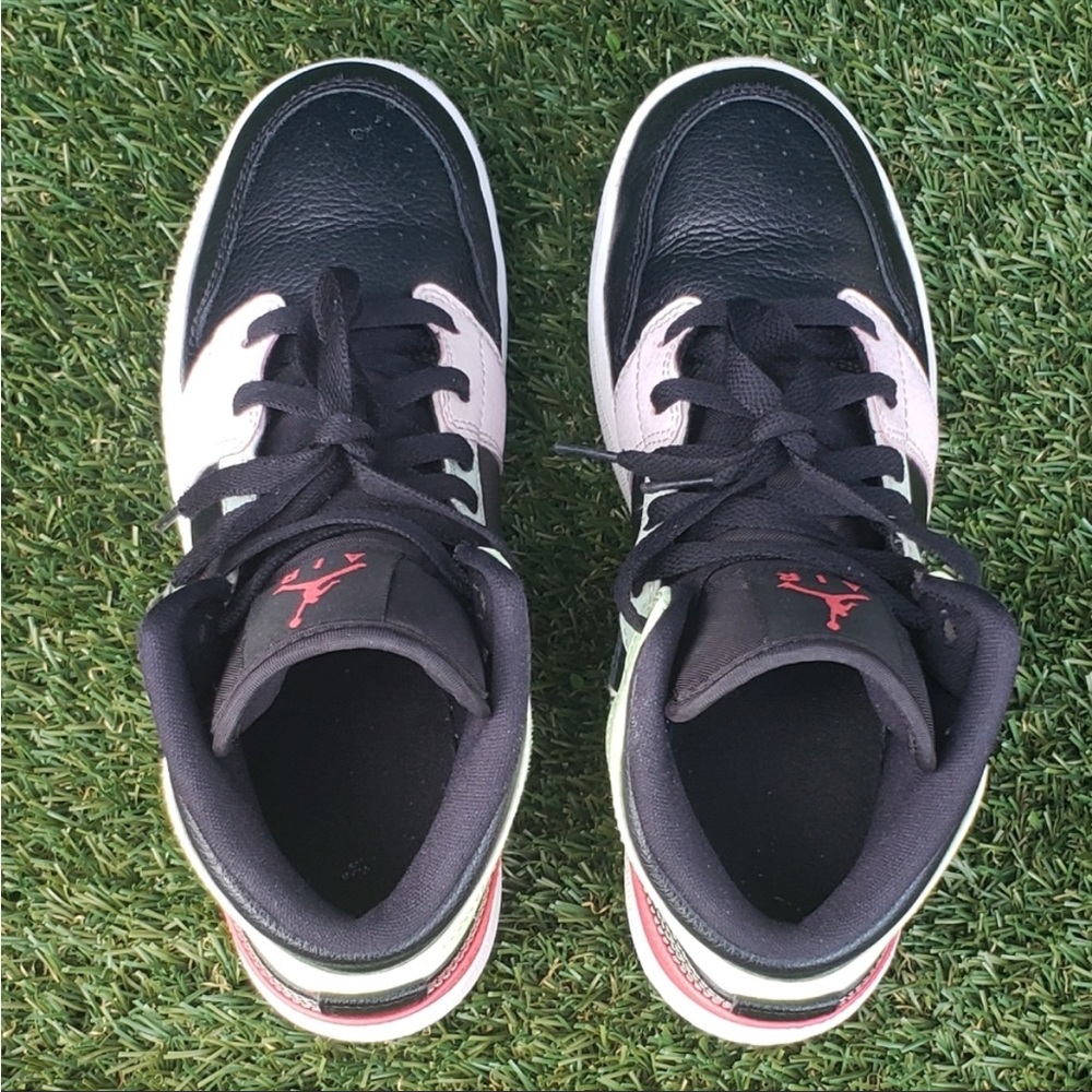 Jordan 1 Mid in great condition. Outsoles glow in dark. Size 5.5Y/7 in women’s. - Picture 5 of 6
